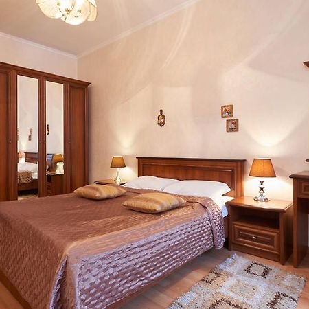 Home Hotel Apartments On Khreshchatyk Area Kiev Bagian luar foto
