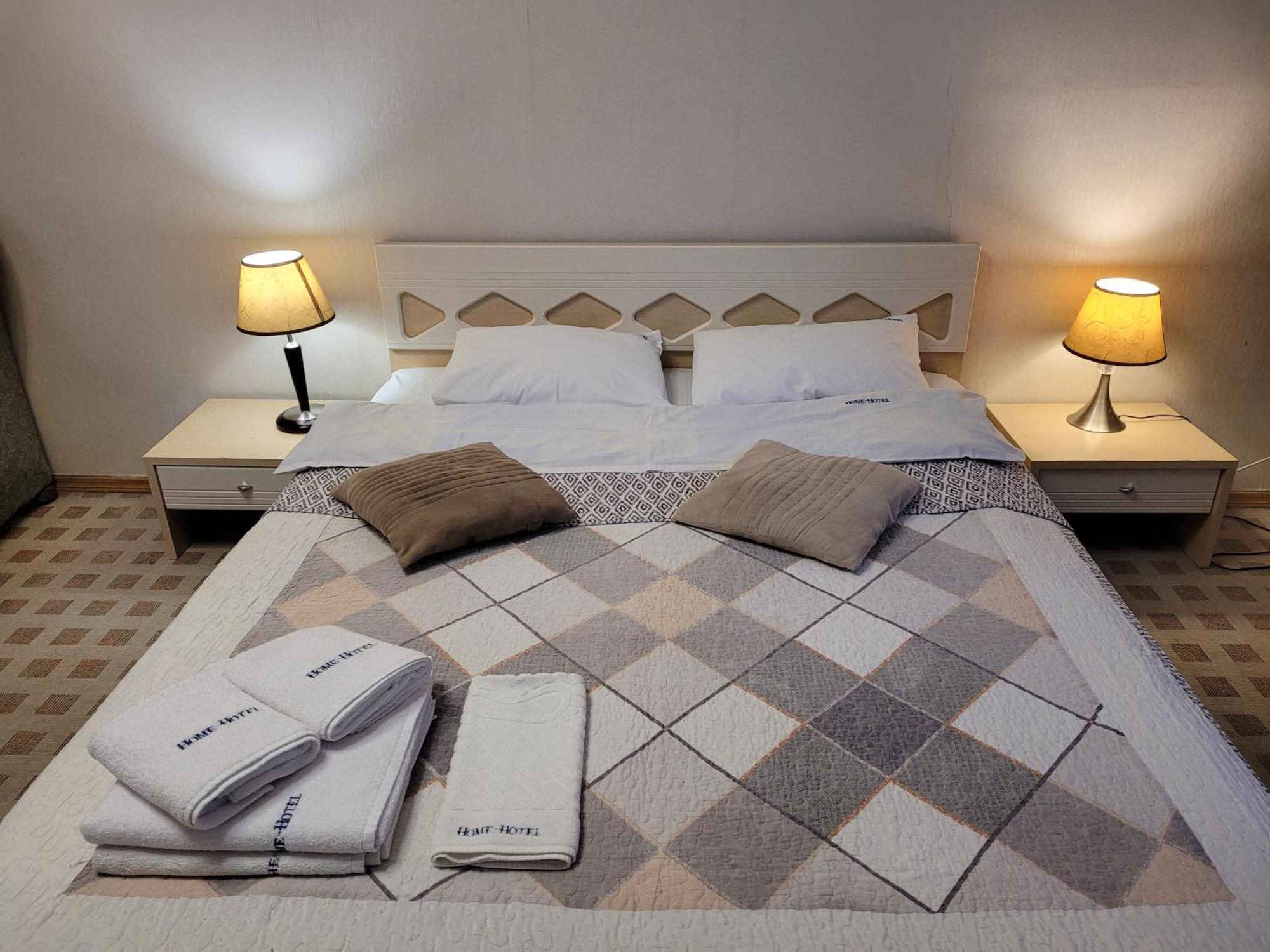 Home Hotel Apartments On Khreshchatyk Area Kiev Bagian luar foto